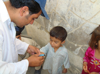 La marque noire sur l'ongle d'un enfant indique qu'il a reçu le vaccin antipoliomyélitique.