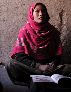 Cette étudiante afghane va dans une école communautaire dans le Nord de l'Afghanistan. Grâce aux projets qui sont mis en oeuvre par des partenaires comme BRAC et UNICEF, plus de 4 000 écoles communautaires, qui reçoivent du financement de l'ACDI, dans les régions rurales et éloignées de l'Afghanistan, ont donné une éducation à quelque 125 000 élèves, dont plus de 85% sont des filles.