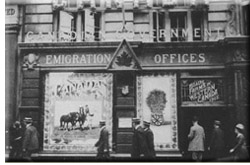 Des bureaux d'émigration du gouvernement canadien à Trafalgar Square à Londres.