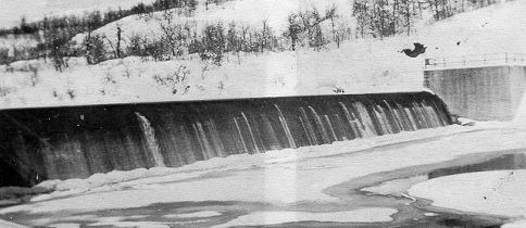 Picture of the Dam in the winter