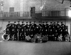 Photo de groupe de Claude Champagne avec la musique régimental des Canadian Grenadier Guards, 1914
