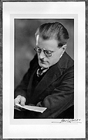 Portrait photographique en buste de Claude Champagne à l'âge de trente-huit ans, 1929