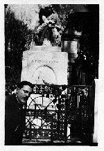 Photo de Claude Champagne près de la tombe de Frédéric Chopin, 1922
