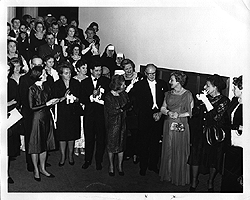 Photo de plusieurs personnes dans le foyer de la Salle Claude-Champagne, 22 novembre 1964