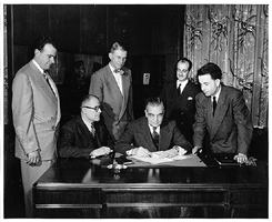 Photo de Claude Champagne au moment de la signature du contrat avec la compagnie de disques Polydor, 27 avril 1951