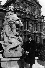 Photo de Claude Champagne devant le palais des Tuileries à Paris, 1922