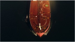 image fixe d’un grand navire de charge rouge sur l’océan.