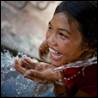 Image 9 : fille contente avec une cascade qui coule sur ses mains