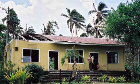 Figure 1. Une maison à Upolu, aux Îles Samoa, en partie détruite par le cyclone Heta en janvier 2004.