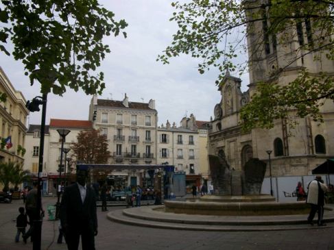 Figure 5. Le centre ville : la place de la mairie. A droite l’église Notre-Dame-des-Vertus, à gauche la mairie et au fond, de petits immeubles de style faubourien. (photographie H.Chelzen)