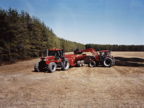 Figure 1. Reprise des biosolides stockés au champ en vue de leur épandage sur une ferme de Saguenay.