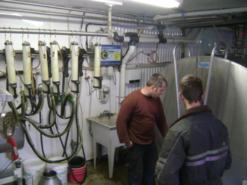 Figure 2. Vue de la laiterie d’une des 28 fermes participantes. À gauche, on observe les équipements de traite et à droite, la cuve de lait réfrigérée.