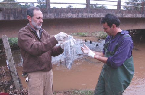 Figure 2. Prélèvement des échantillons de sédiments en utilisant des méthodes propres. <em>Sediment sampling with clean techniques</em>