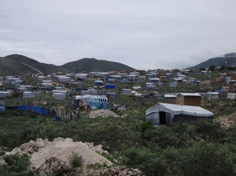 Figure 3. Camp spontané du piémont de la chaîne des Mattheux au nord de la plaine de Port-au-Prince