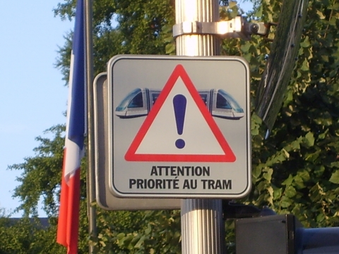 Figure 3. Signalétique du tramway, à Strasbourg. Aux carrefours, priorité est donnée au tram sur la circulation automobile