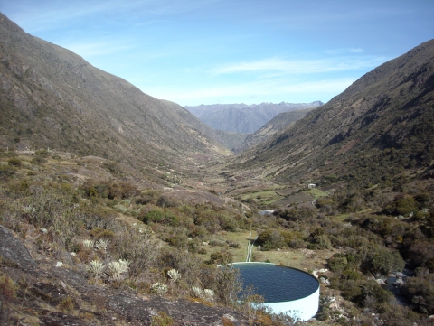 Figure 13. Le récent réservoir d’irrigation (2003) surplombant la Vallée de Las Piñuelas, Gavidia