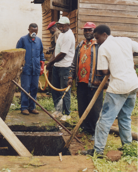 Figure 4. Séance de dilution des boues de vidange d’une fosse septique /Diluting the faecal sludge of a septic tank before emptying.