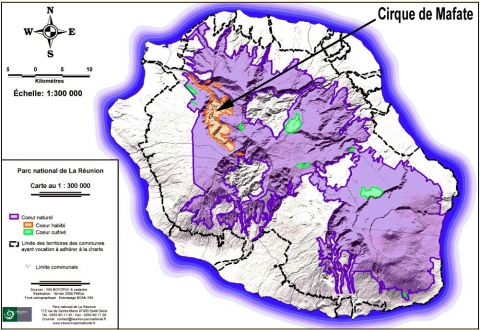Figure 1. Carte du périmètre et des zones du parc national de La Réunion / The National Park of Reunion Island : zones and perimeter.