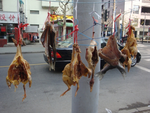 Figure 6. Viande exposée dans la rue aux vapeurs d’échappement. Shanghai, janvier 2013.