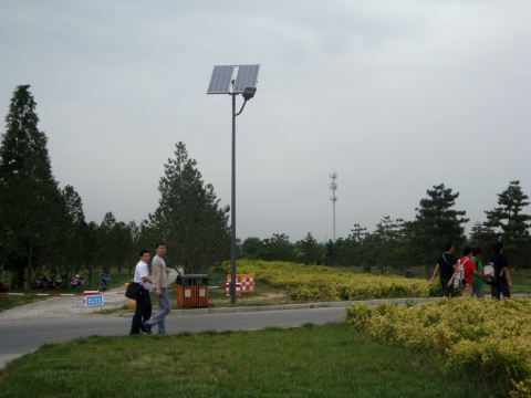 Figure 9. Éclairage urbain alimenté par panneau solaire, Xian, juin 2013.