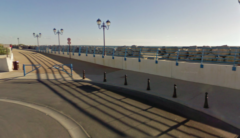 Figure 3. Promenade aménagée le long de la digue de front de mer (Saintes-Maries-de-la-Mer) /Promenade on the seafront dike.