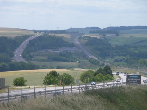 Figure 4. Vue sur l’A4 et la LGV Est dans la montée du versant occidental de la vallée de l’Ardre.