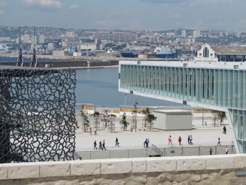 Figure 2. Euroméditerranée périmètre 1, entre MuCEM et Villa Méditerranée (2e), une redéfinition de l’interface ville-port. Les quartiers nord en arrière-plan / Euroméditerranée part 1, between MuCEM and Villa Méditerranée (2d), redefining city-port dialogue. North neighbourhoods in background.