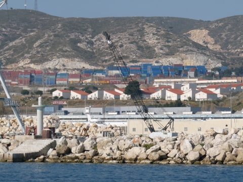 Figure 6. Stockage de conteneurs entre Mourepiane et l’Estaque, Marseille / Containers storage between Mourepiane and Estaque, Marseilles.