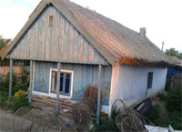 Maison traditionnelle avec le filet de pêche, couverte de roseau
