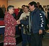 Photo : Le maire d'Iqaluit, Jimmy Kilabuk, flicite la premire commissaire du Nunavut, Helen Maksagak, lors de la crmonie d'assermentation du 31 mars 1999