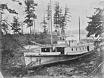 Photo :  Esquimalt (C.-B.), un bateau  vapeur -- devenu inutile  la fin de la rue vers l'or.