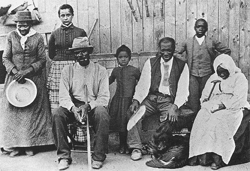 Photograph: Harriet Tubman ( gauche) avec quelques-uns de ses protgs.