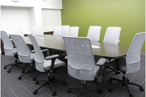 Salle de réunion avec mobilier ergonomique et dalle de tapis - Shediac (Nouveau-Brunswick)