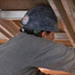 Deux ouvriers en bâtiment remplacent la couverture en cuivre de l'édifice de l'Ouest