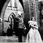 Le roi George VI et la reine Elizabeth quittent l'édifice du Centre après que le roi ait accordé la sanction royale à des projets de loi adoptés dans la salle du Sénat. Source : Bibliothèque et Archives Canada / L'Office national du film du Canada