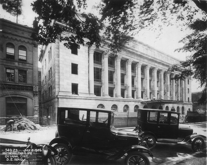 L'édifice Wellington, en cours de construction, en juillet 1926.