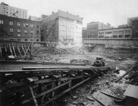 Début des travaux de construction du siège social d'Ottawa de La Métropolitaine, Compagnie d'Assurance-Vie, en juillet 1925.