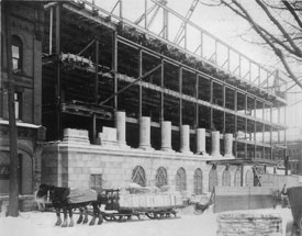 Progression des travaux de construction du siège social d'Ottawa de La Métropolitaine, Compagnie d'Assurance-Vie, en décembre 1925. 