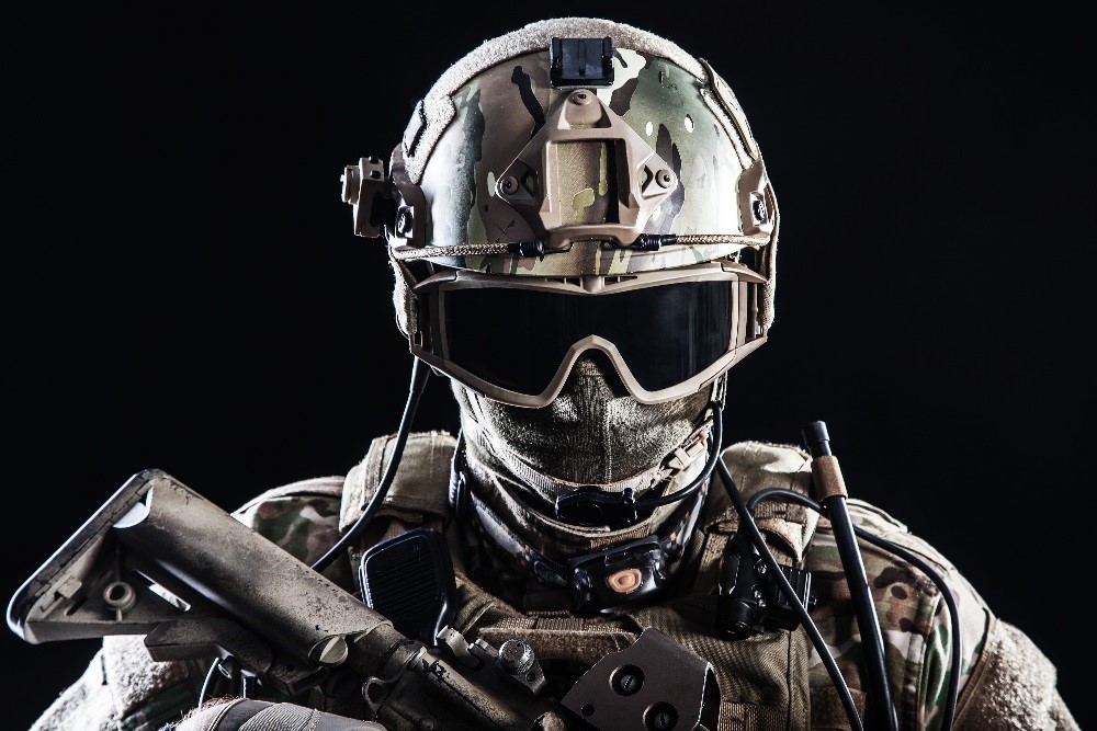 Un soldat portant de l’équipement de protection couleur camouflage.
