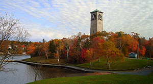 Une photo montre le parc Fleming à Halifax, en Nouvelle-Écosse, avec la tour Dingle en arrière-plan.