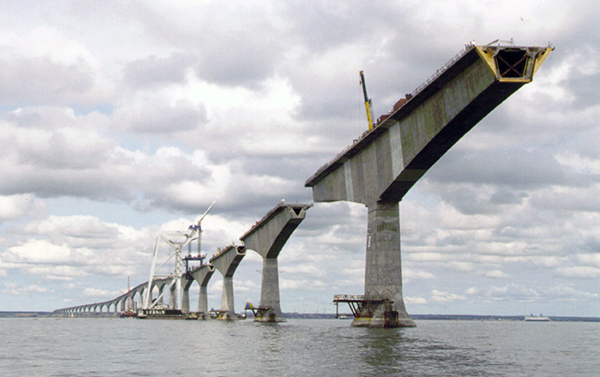 Photo de travées du pont de la Confédération reliées les unes aux autres pendant les travaux de construction