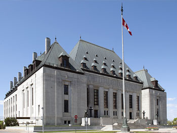 Une vue de face de l’édifice de la Cour suprême du Canada