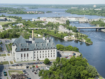 Une vue aérienne du côté est de l’édifice de la Cour suprême du Canada, le long de la rivière des Outaouais