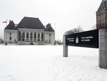 Une vue de face de l’édifice de la Cour suprême du Canada pendant la saison hivernale