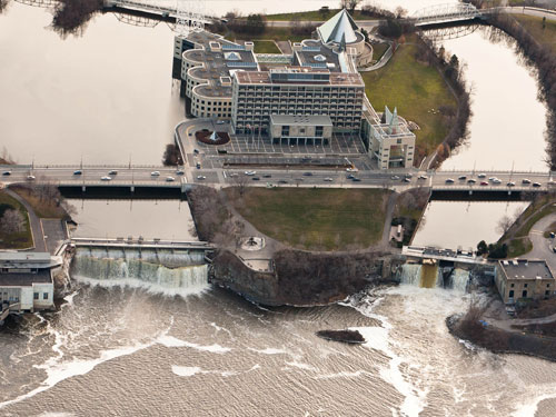 Vue aérienne du complexe de barrages des chutes Rideau