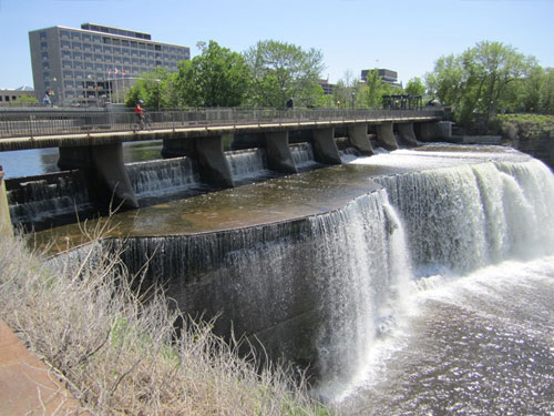 Vue du barrage est du complexe de barrages des chutes Rideau