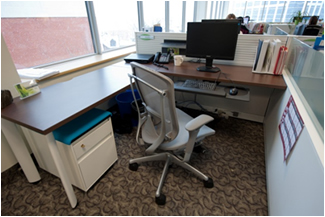 Flexible workstation with ergonomic furniture, a mobile pedestal and glass toppers, Gatineau, QC