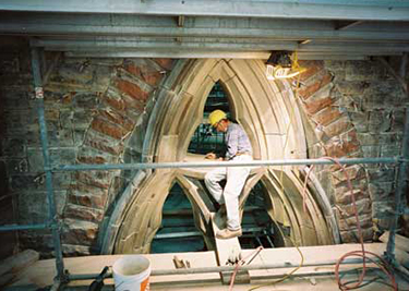 Restauration de la pierre de la fenêtre de la salle de lecture, le 3 février 2004 (Photographie : Roy Grogan.)
