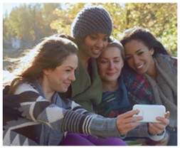 Campagne de Parcs Canada et montre quatre personnes qui se prennent en photo dans le parc au moyen d’un téléphone intelligent