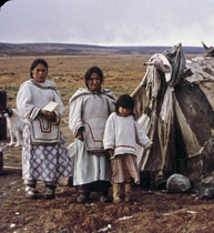 Jeunes filles inuites devant une tente, environs de Clyde River (Kangiqtugaapik), sans date
